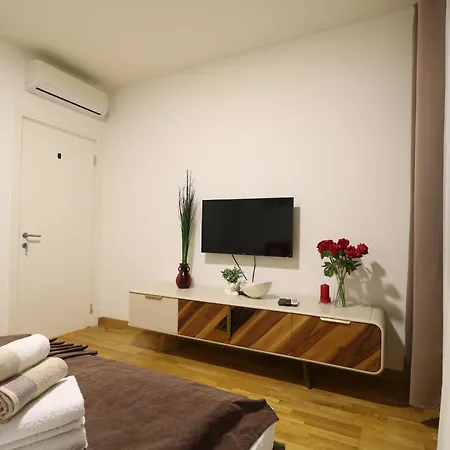 Waterfront Shine Βελιγράδι